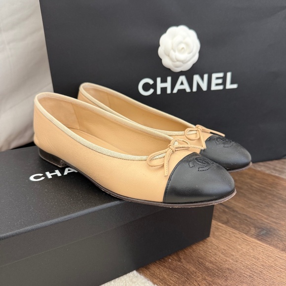 Chanel Ballerina Flats in classic Beige & Black - Picture 1 of 8